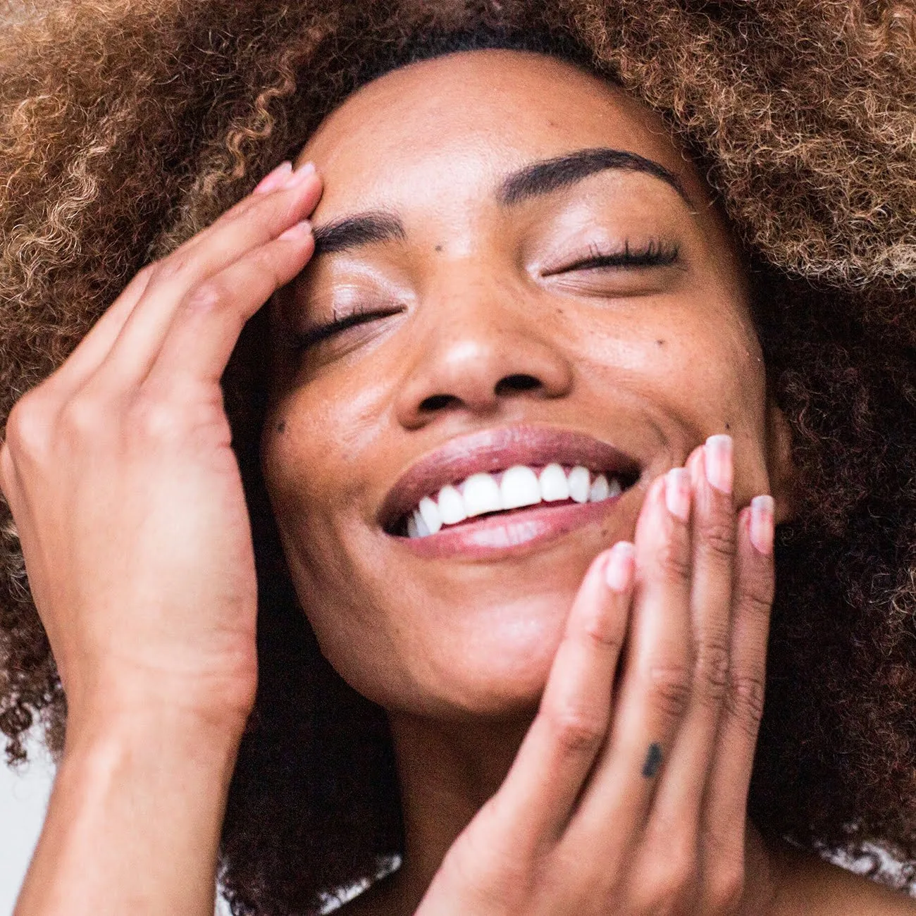 Sonrisa cuidada tras un tratamiento de estética dental
